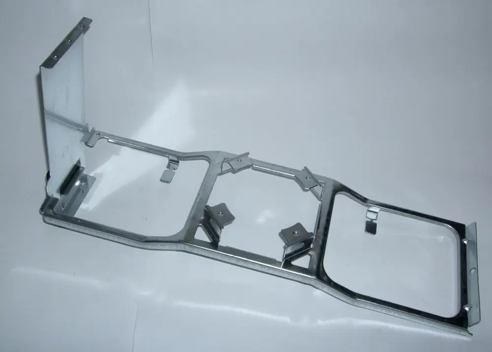 Halterung aus Metall für einen Lüftermotor, geeignet für DAIKIN-Systeme. Die Struktur zeigt verschiedene Befestigungselemente und eine robuste Bauweise.